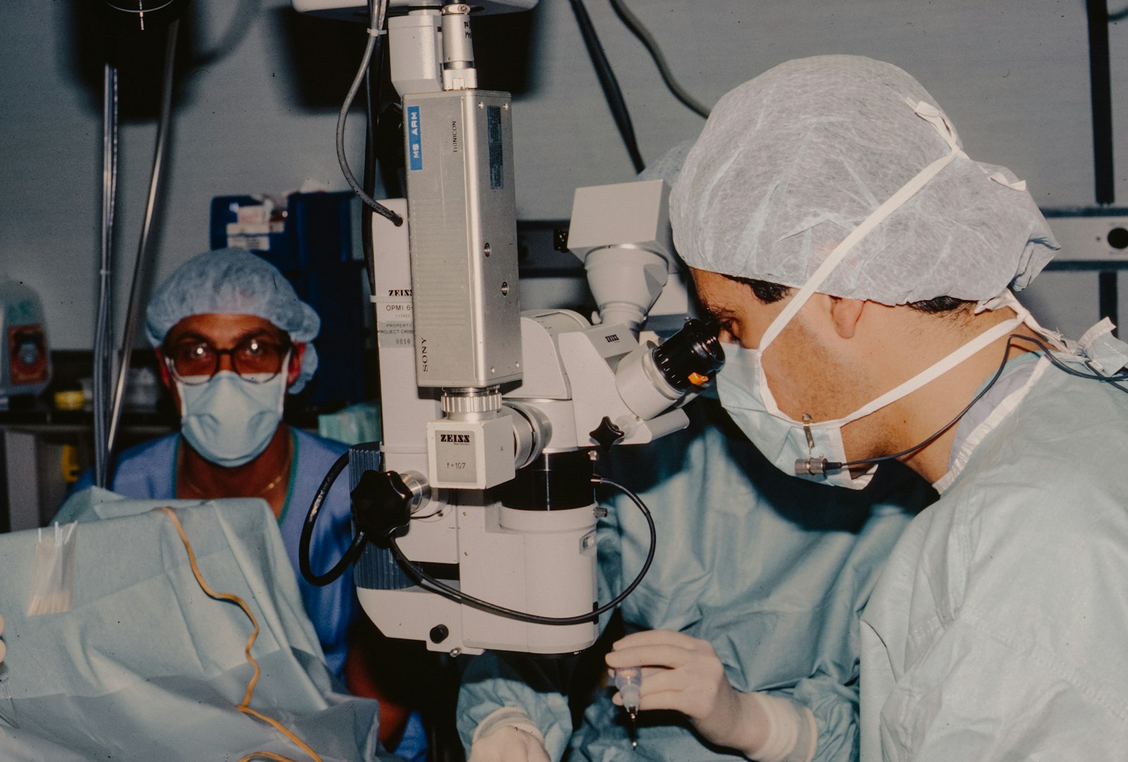 Surgeons operating with a surgical microscope